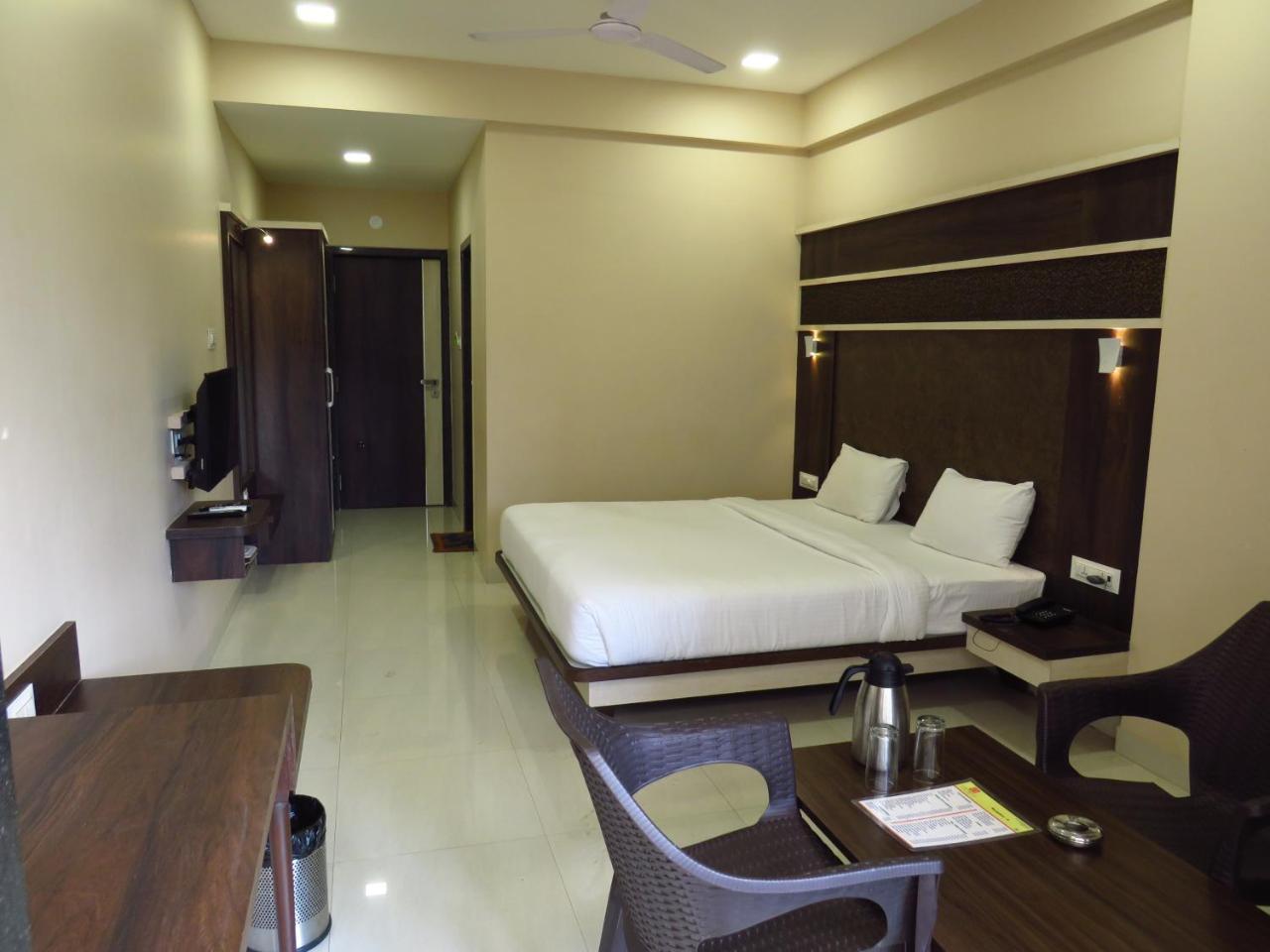 City Palace Resort Lonavala Extérieur photo