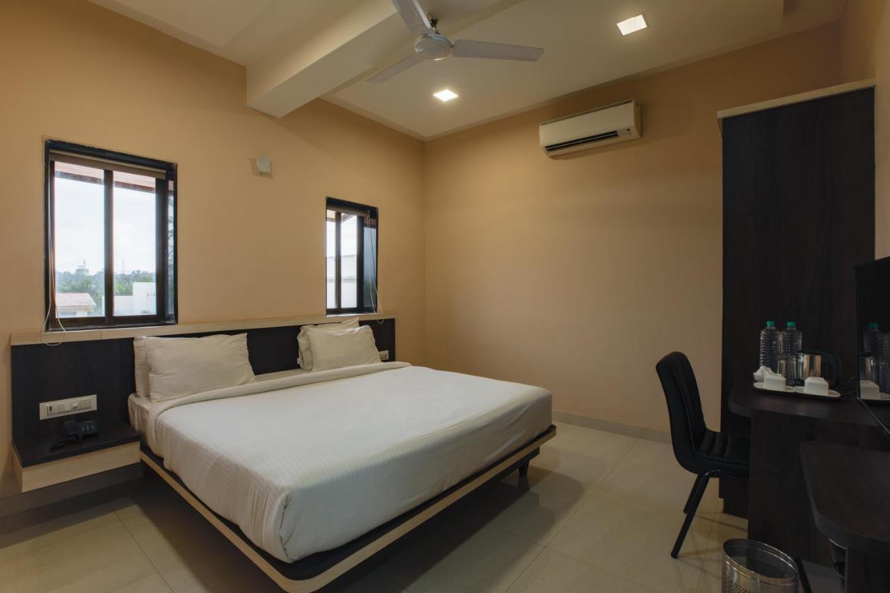 City Palace Resort Lonavala Extérieur photo